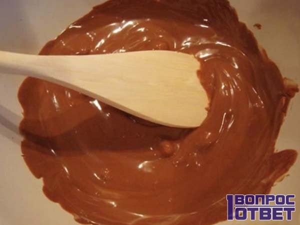 Изготовление молочного шоколада у плиты дома
