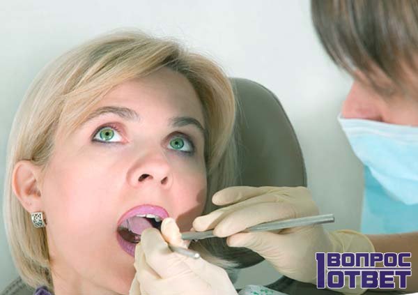 Девушка у стоматолога получает помощь неотложную