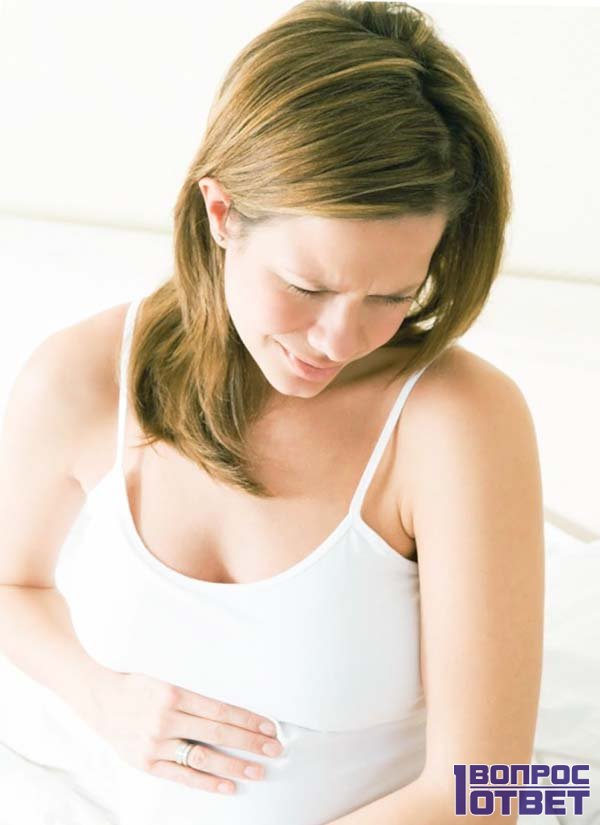 Беременная принимает фолиевую кислоту для ребенка