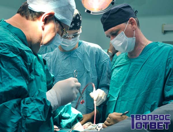 Хирурги проводят операцию по удалению