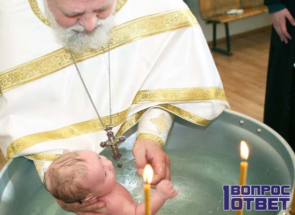 Процесс крещения мальчика