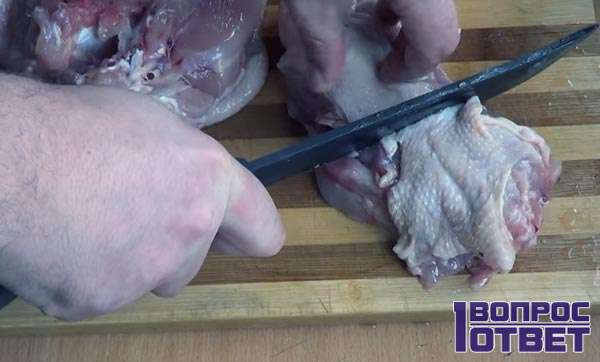 Владелец разрезает курицу
