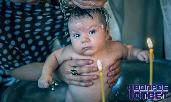 Малышку омывают святой водой