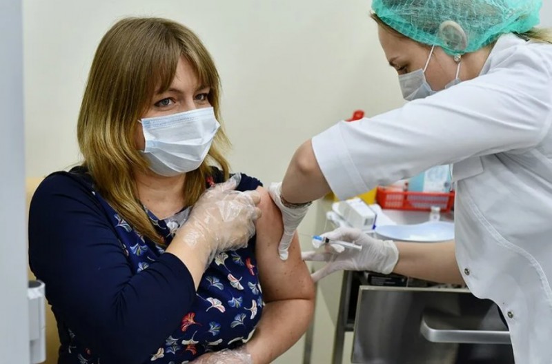 Вакцинирование в клинике девушки Вакцинирование в клинике девушки