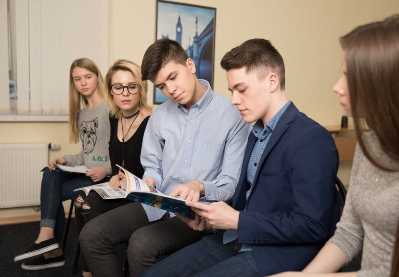 Старшеклассники учат английский язык Старшеклассники учат английский язык