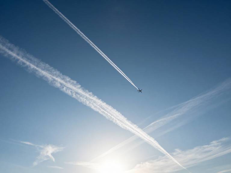 Белые следы самолетов разогревают планету